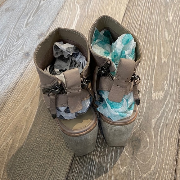 BRAND NEW Dolce Vita Leather Ankle Booties - Picture 6 of 8